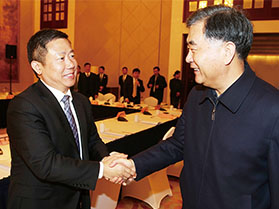 十九屆中央政治局常委，第十三屆全國(guó)政協(xié)主席汪洋與周海江握手合影